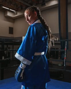 TITLE Boxing Pro Fingertip Robe 2.0 -Boxing Shop TSRF2BLWH 2 c3ac2925 0f5a 4e1e b1ef 44016b924567